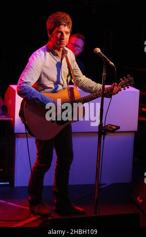 Noel Gallagher und seine High Flying Birds spielen live auf der Bühne im Rahmen der XFM, s Legends Series in Aid of war Child, im Londoner Dingwalls. Stockfoto