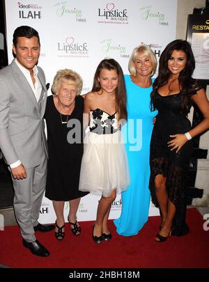 (L-R) Mark Wright, Nanny Pat, Natalia Wright, Carol Wright und Jessica Wright kommen zur Eröffnung der Lipstick Boutique Clothing im Sanctum Soho Hotel Soho, London. Stockfoto
