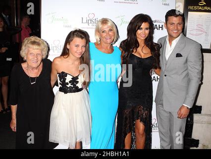(L-R) Patricia ' Nanny Pat' Brooker,Natalia Wright,Carol Wright,Jessica Wright und Mark Wright bei der Ankunft bei der 'Lipstick Boutique' Bekleidungseinführung im Sanctum Soho Hotel, Soho, London. Stockfoto