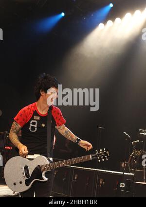 Billie Joe Armstrong von Green Day, die eine einmalige intime Londoner Show aufführt, die die bevorstehende Veröffentlichung ihrer Alben ÁUno!, ÁDos fördert! Und ÁTrŽ!.. Beim Shepherd's Bush Empire 02 in London. Stockfoto