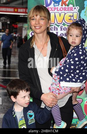 Sara Cox mit Tochter Lola und Sohn Isaac bei der UK-Premiere von Nickelodeon's 'Dora the Explorer Live! - Suche nach der Stadt der verlorenen Spielzeuge' im Apollo Theater, London. Stockfoto