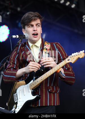 Jed Cullen von Spector spielt live bei der BT London Live Paralympics Opening Ceremony auf dem Trafalgar Square in London. Stockfoto