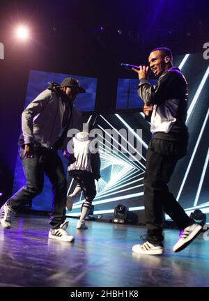 Ortise Williams und Aston Merrygold (rechts) von JLS treten beim iTunes Festival im Roundhouse in London auf. Stockfoto