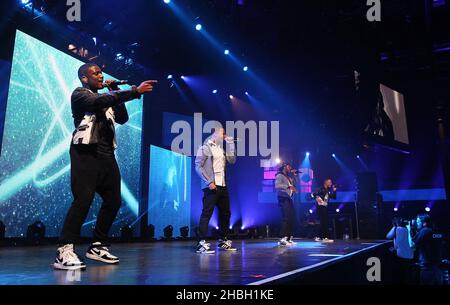 (L-R) JB Gill, Marvin Humes, Ortise Williams und Aston Merrygold von JLS treten beim iTunes Festival im Roundhouse in London auf. Stockfoto