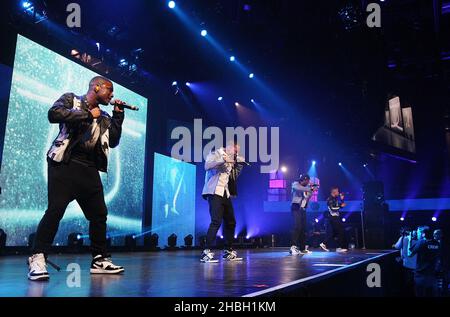 L-R) JB Gill, Marvin Humes, Ortise Williams und Aston Merrygold von JLS treten beim iTunes Festival im Roundhouse in London auf. Stockfoto