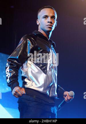 Aston Merrygold von JLS treten beim iTunes Festival im Roundhouse in London auf. Stockfoto