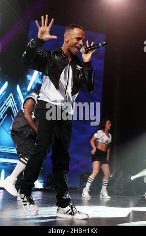 Aston Merrygold von JLS tritt beim iTunes Festival im Roundhouse in London auf. Stockfoto