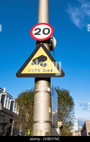 dh Zone Schild CCTV UK 20 zwanzig Geschwindigkeitsbegrenzungskamera Symbol Zeichen Stadt Straße Sicherheit Überwachung Schottland Stockfoto