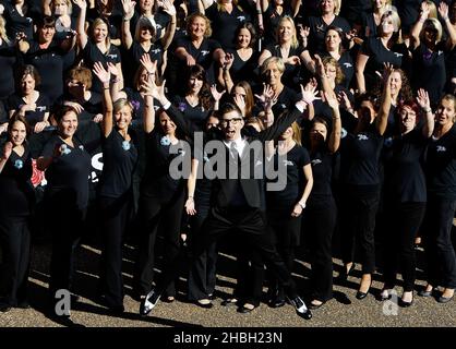 Gareth Malone und einige der 650 Mitglieder des Military Wives Choir in Wellington Barracks in London, wo sie ein neues Album und die Military Wives Choir Foundation lancierten. Stockfoto
