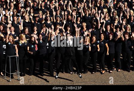 Gareth Malone und einige der 650 Mitglieder des Military Wives Choir in Wellington Barracks in London, wo sie ein neues Album und die Military Wives Choir Foundation lancierten. Stockfoto