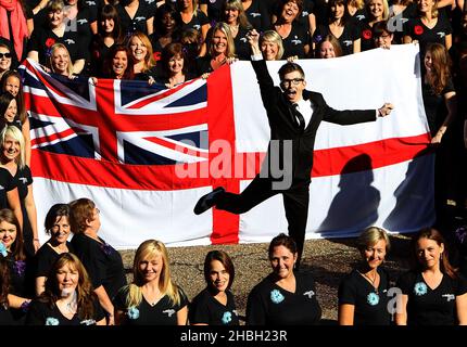 Gareth Malone und einige der 650 Mitglieder des Military Wives Choir in Wellington Barracks in London, wo sie ein neues Album und die Military Wives Choir Foundation lancierten. Stockfoto