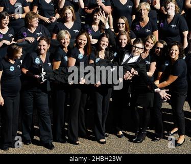Gareth Malone und einige der 650 Mitglieder des Military Wives Choir in Wellington Barracks in London, wo sie ein neues Album und die Military Wives Choir Foundation lancierten. Stockfoto