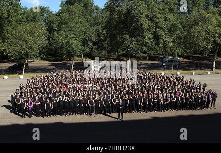 Gareth Malone und einige der 650 Mitglieder des Military Wives Choir in Wellington Barracks in London, wo sie ein neues Album und die Military Wives Choir Foundation lancierten. Stockfoto