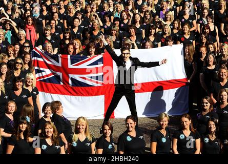 Gareth Malone und einige der 650 Mitglieder des Military Wives Choir in Wellington Barracks in London, wo sie ein neues Album und die Military Wives Choir Foundation lancierten. Stockfoto