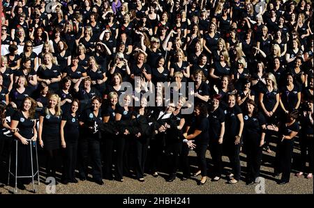 Gareth Malone und einige der 650 Mitglieder des Military Wives Choir in Wellington Barracks in London, wo sie ein neues Album und die Military Wives Choir Foundation lancierten. Stockfoto