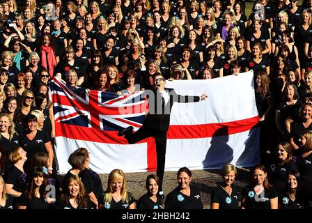 Gareth Malone und einige der 650 Mitglieder des Military Wives Choir in Wellington Barracks in London, wo sie ein neues Album und die Military Wives Choir Foundation lancierten. Stockfoto