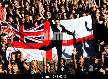 Gareth Malone und einige der 650 Mitglieder des Military Wives Choir in Wellington Barracks in London, wo sie ein neues Album und die Military Wives Choir Foundation lancierten. Stockfoto
