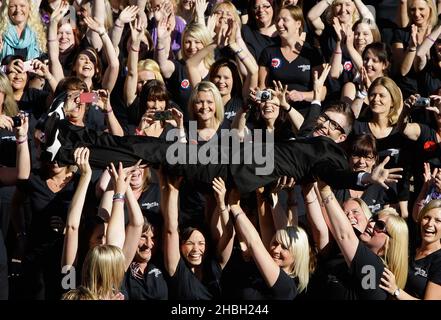 Gareth Malone und einige der 650 Mitglieder des Military Wives Choir in Wellington Barracks in London, wo sie ein neues Album und die Military Wives Choir Foundation lancierten. Stockfoto