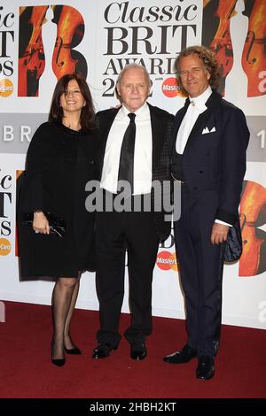 Stella Arroyave, Sir Anthony Hopkins und Andre Rieu nehmen an den Classic Brit Awards 2012 in der Royal Albert Hall, London, Teil Stockfoto