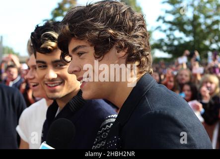 Zayn Malik und Harry Styles of One Direction kommen bei den BBC Teen Awards an und kommen in der Wembley Arena in London an. Stockfoto