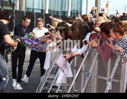 Liam Payne und Niall Horan aus One Direction kommen bei den BBC Teen Awards an und kommen in der Wembley Arena in London an. Stockfoto