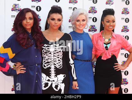 Jade Thirlwall, Jesy Nelson, Perrie Edwards und Leigh-Anne Pinnock von Little Mix bei der Ankunft bei den BBC Teen Awards in der Wembley Arena in London. Stockfoto