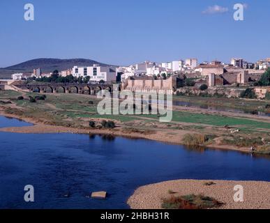 VISTA DEL RIO GUADIANA CON EL PUENTE ROMANO Y PARTE DE LA ALCAZABA - FOTO AÑOS 90. Lage: AUSSEN. MERIDA. Badajoz. SPANIEN. Stockfoto