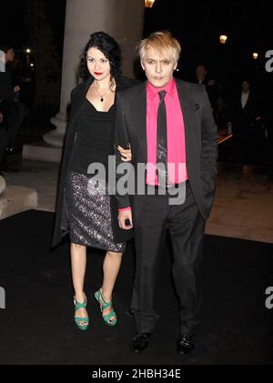 Nick Rhodes und Nefer Suvio bei der Ankunft in Chanel: Little Black Jacket Privatansicht in der Saatchi Gallery auf der Kings Road in London. Stockfoto