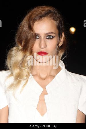 Alice Dellal Ankunft in Chanel: Little Black Jacket Privatansicht in der Saatchi Gallery auf der Kings Road in London. Stockfoto