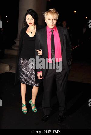 Nick Rhodes und Nefer Suvio bei der Ankunft in Chanel: Little Black Jacket Privatansicht in der Saatchi Gallery auf der Kings Road in London. Stockfoto