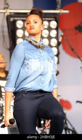 Alesha Dixon tritt beim British Legion National Poppy Appeal Launch am Trafalgar Square in London auf. Stockfoto