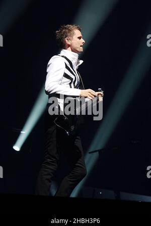 Matt Bellamy von Muse tritt auf der Bühne der 02 Arena in London auf. Stockfoto