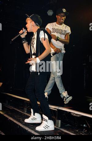 Charlotte Rundle und Simeon Dixon von MK1 unterstützen JLS bei der Aufführung im G-A-Y Heaven in London. Stockfoto