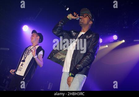 Charlotte Rundle und Simeon Dixon von MK1 unterstützen JLS bei der Aufführung im G-A-Y Heaven in London. Stockfoto