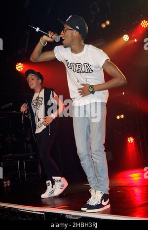 Charlotte Rundle und Simeon Dixon von MK1 unterstützen JLS bei der Aufführung im G-A-Y Heaven in London. Stockfoto