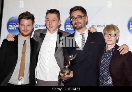 (Von links nach rechts) Joe Newman, Thom Green, Gwil Sainsbury und Gus Unger-Hamilton von Alt-J-Gewinnern des Barclaycard Mercury Music Prize im Roundhouse in London. Stockfoto