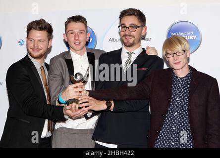 (Von links nach rechts) Joe Newman, Thom Green, Gwil Sainsbury und Gus Unger-Hamilton von Alt-J-Gewinnern des Barclaycard Mercury Music Prize im Roundhouse in London. Stockfoto