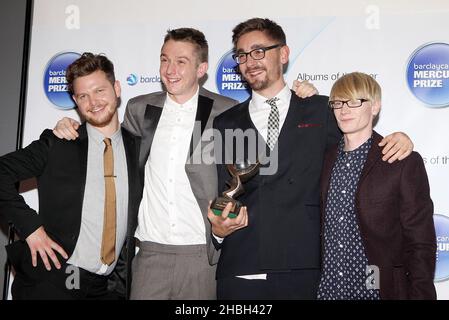 (Von links nach rechts) Joe Newman, Thom Green, Gwil Sainsbury und Gus Unger-Hamilton von Alt-J-Gewinnern des Barclaycard Mercury Music Prize im Roundhouse in London. Stockfoto