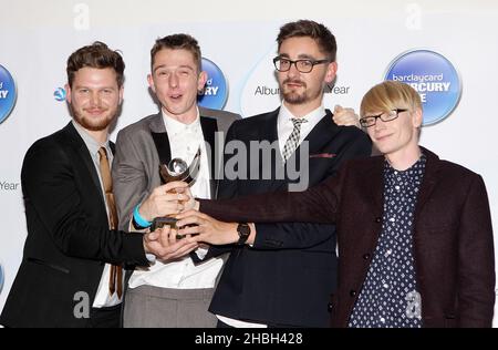 (Von links nach rechts) Joe Newman, Thom Green, Gwil Sainsbury und Gus Unger-Hamilton von Alt-J-Gewinnern des Barclaycard Mercury Music Prize im Roundhouse in London. Stockfoto