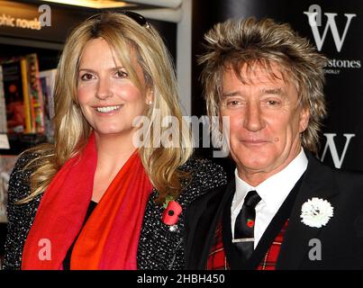 Rod Stewart und seine Frau Penny Lancaster unterschreibt Kopien seiner Autobiographie „Rod Autobiography“ bei Waterstones in Piccadilly, London. Stockfoto