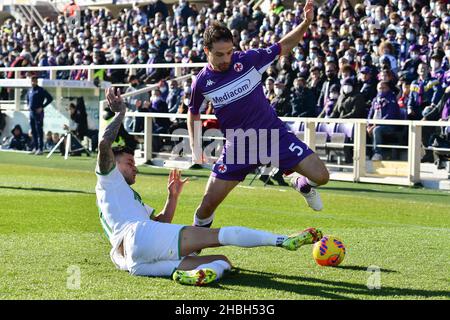 Stadion Artemio Franchi, Florenz, Italien, 19. Dezember 2021, Giacomo Bonaventura (Fiorentina) und Gianluca Scamacca (Sassuolo) während des ACF Fiorentina Stockfoto