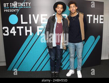 Jordan Stephens und Harley Alexander-Sule von Rizzle werden bei „BT Infinity Presents....Live from the 34th Floor“ im BT Tower im Zentrum Londons vorgestellt. Stockfoto