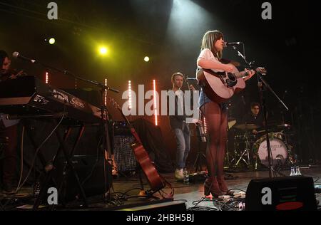 Gabrielle Aplin preforming beim MTV Brand New for 2013 Konzert im HMV Forum in London. Stockfoto