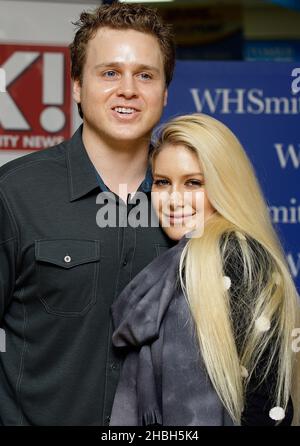 Heidi Montag und Spencer Pratt unterzeichnen Kopien des OK Magazine im WHSmith, im Brent Cross Shopping Centre in London. Stockfoto