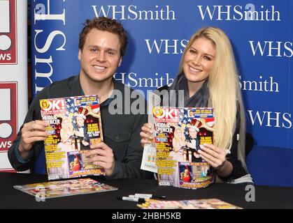 Heidi Montag und Spencer Pratt unterzeichnen Kopien des OK Magazine im WHSmith, im Brent Cross Shopping Centre in London. Stockfoto