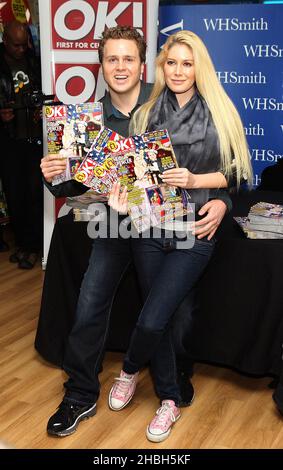 Heidi Montag und Spencer Pratt unterzeichnen Kopien des OK Magazine im WHSmith, im Brent Cross Shopping Centre in London. Stockfoto