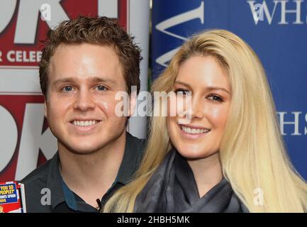 Heidi Montag und Spencer Pratt unterzeichnen Kopien des OK Magazine im WHSmith, im Brent Cross Shopping Centre in London. Stockfoto