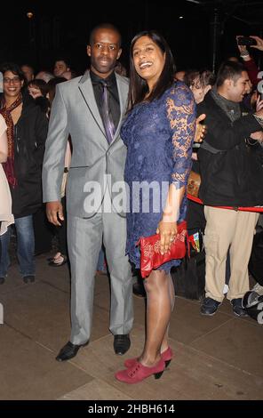 Adrian Lester und Lolita Chakrabarti nehmen an den Whatsonstage Awards im Palace Theatre in London Teil. Stockfoto