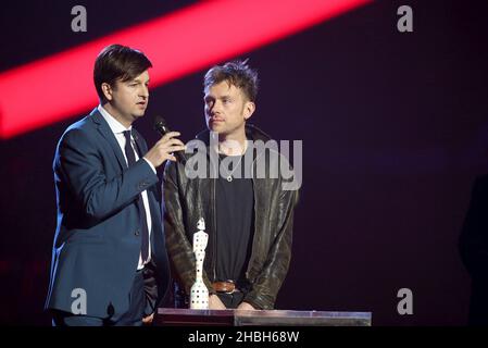 Ben Knowles und Damon Albarn nehmen den Sonderpreis für Kriegskind während der Brit Awards 2013 in der Londoner Arena O2 entgegen. Stockfoto