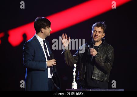 Ben Knowles und Damon Albarn nehmen den Sonderpreis für Kriegskind während der Brit Awards 2013 in der Londoner Arena O2 entgegen. Stockfoto